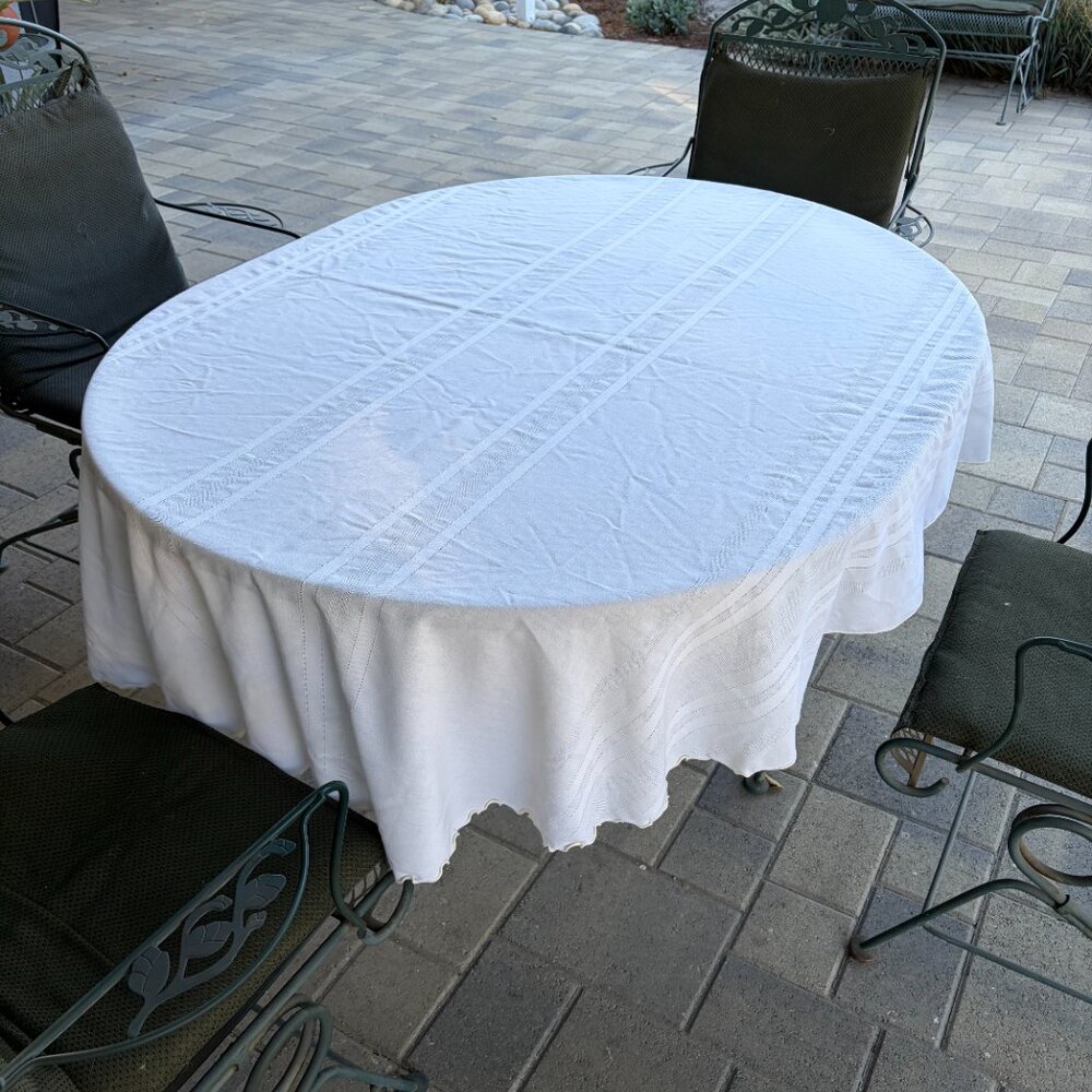 Cream White Oval table cloth with 8 matching cloth napkins